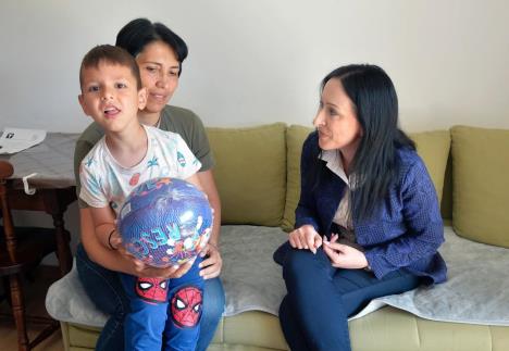 Министарка  Јелена Жарић Ковачевић посетила мохрану мајку петогодишњег детета са аутизмом Миросавку Панић 5.jpg