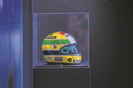 FRAJ stock-photo-suzuka-circuit-mie-japan-april-ayrton-senna-s-racing-helmet-at-honda-racing-gallery-2445764877.jpg