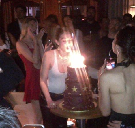 Manekenka Džidži Hadid potvrdila romansu sa Bredli Kuperom za svoj rođendan