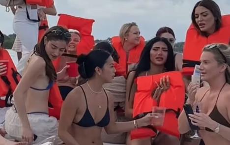 devojke na jahti.jpg