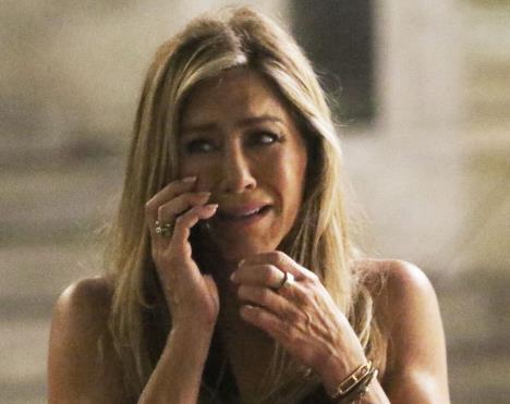 Dženifer Aniston plače i priča na telefon