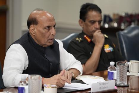 Rajnath Singh AP Susan Walsh.jpg