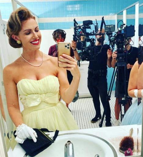 Glumica Sara Pribis u žutoj top haljini