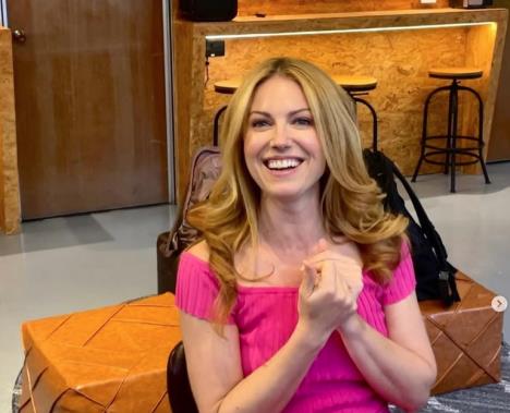 Glumica Sara Pribis  u rozoj haljini spuštenih ramena