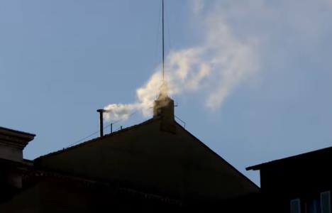 papa Vatikan beli dim Sikstinska kapela.jpg