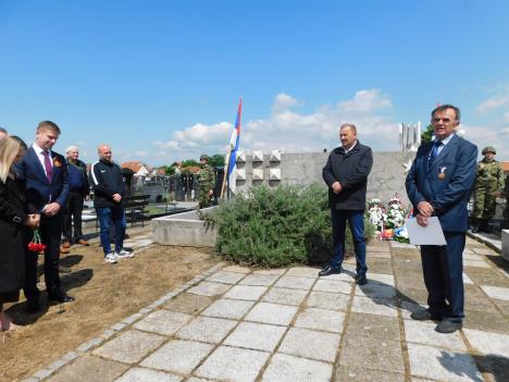 LOZNICA - Partizansko groblje.JPG