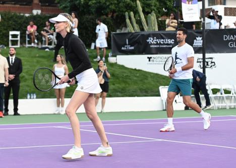 Šarliz Teron sa Đokovićem na terenu profimedia-0854080639.jpg