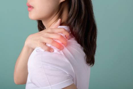 bol u ramenu shutterstock_2485952483.jpg