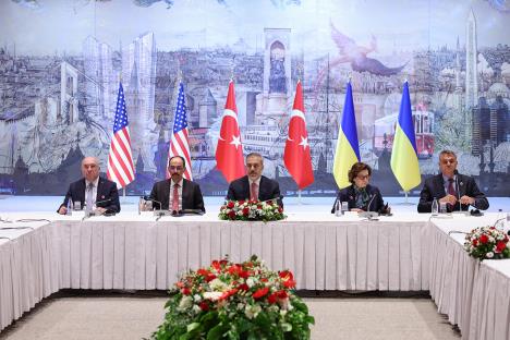 x04 EPA Handoutturkish Foreign Ministe.jpg