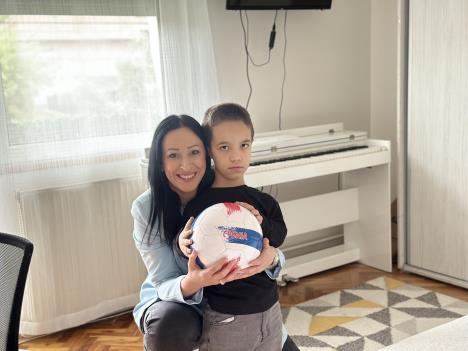 Ministarka Jelena Žarić Kovačević sa Aleksom Stojanovićem koji boluje od retke bolesti (1).jpeg