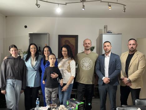 Ministarka Jelena Žarić Kovačević sa Aleksom Stojanovićem koji boluje od retke bolesti (2).jpeg