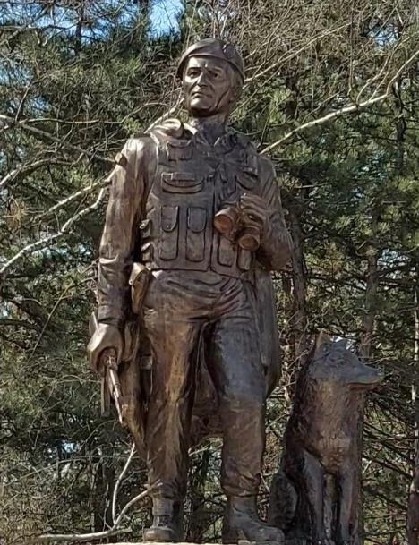 Veljko Radenović, spomenik u Kruševcu.jpg