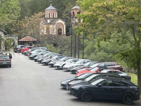 Poršei u Mokroj Gori (2).jpg