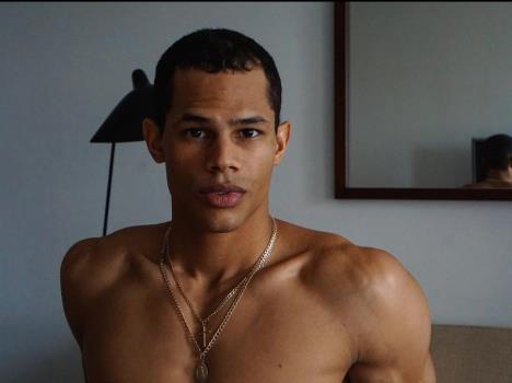 Donovan Majkls bez majice