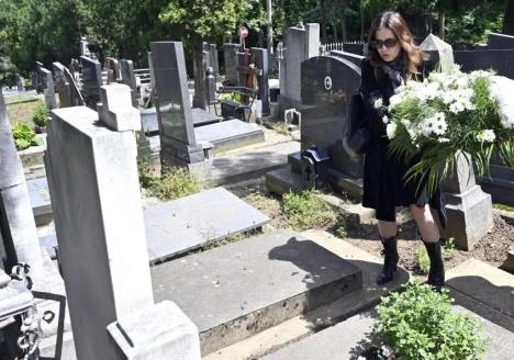 Nela Mihailović polaže cveće na grob Žanke Stokić  1000098450.jpg