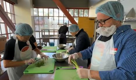 Dag Ruč deli obroke beskućnicima tokom svoje humanitarne ture kroz SAD