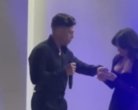 Pred svima optužio suprugu za prevaru, pa joj poljubio zbogom