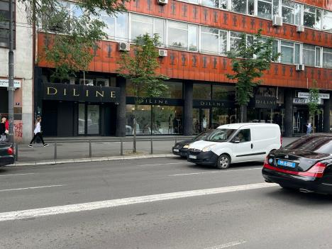 Ekipa Kurira ispred butika Dijane Diline