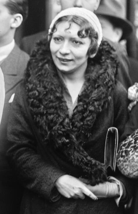 Maryse_Choisy_+chien_kangouroo_21Avril1931_(cropped).jpg