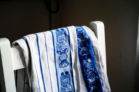 Kuhinjska krpa prebačena preko stolice