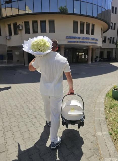 DAVID DRAGOJEVIĆ DOŠAO U PORODILIŠTE PO SINA! Ponosni tata u jednoj ruci drži naslednika a u drugoj OGROMAN POKLON za ženu! (FOTO)