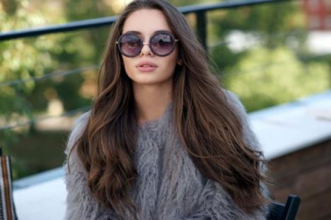 Lepa devojka sa naočarima uživa na terasi