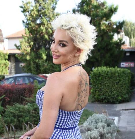 Keti se oglasila nakon što se valjala po podu