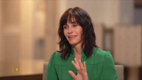 Kortni Koks u zelenoj košulji