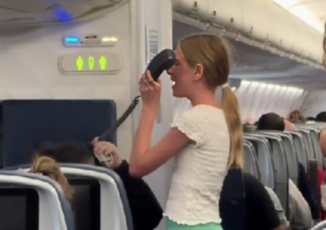 devojčica peva Moanu u avionu.jpg