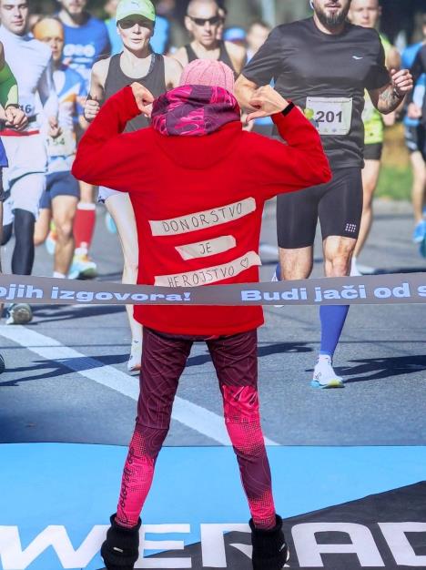 Maraton - mesec i po posle transplantacije . Prosetala delom trase 10 k sa ovim na jakni.jpg
