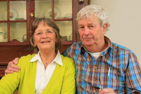 Muškarac grli svoju suprugu