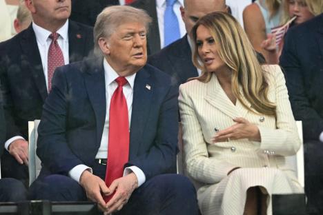 Melanija i Donald Tramp na vojnoj paradi profimedia-1011039661.jpg