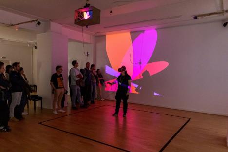 VR projekcija na izložbi Geometrija praznine u Srpskom kulturnom centru u Parizu, foto KIC Pariz.jpg