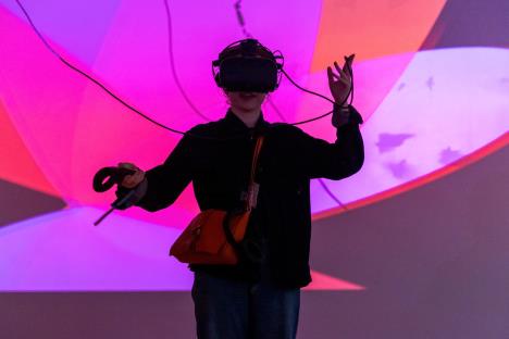 VR instalacija Ane Knežević na izložbi u Srpskom kulturnom centru u Parizu, foto - Srpski kulturni centar u Parizu.jpg