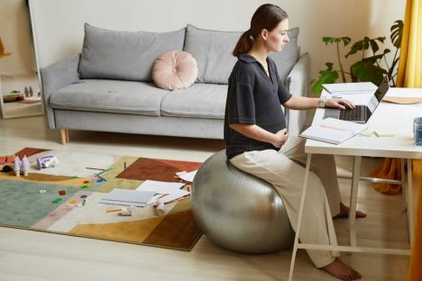 trudna laptop shutterstock_2033220338.jpg