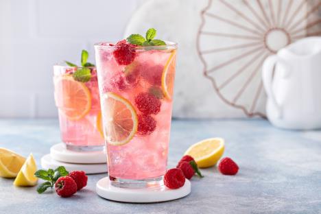 sok od maline i limuna shutterstock_2109490601.jpg