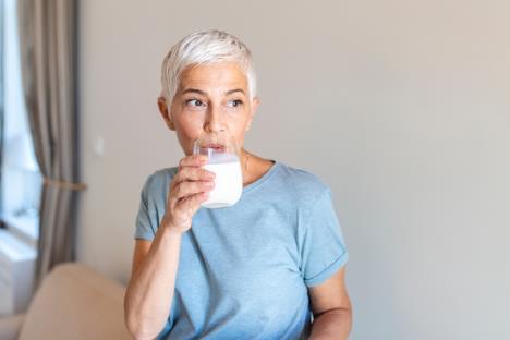 jogurt shutterstock_2158239951.jpg