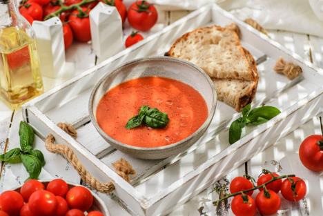 gaspaćo hladna supa od paradajza shutterstock_2169054275.jpg