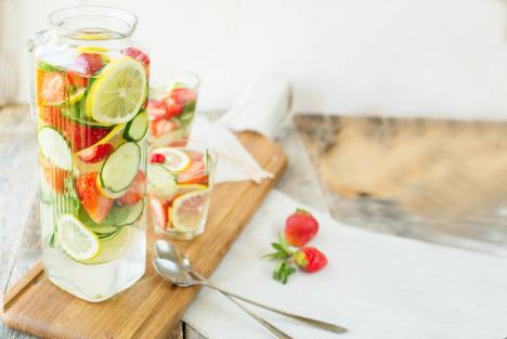 voda sa vocem shutterstock_427592086.jpg