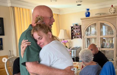 Brus Vilis i Talula Vilis se grle