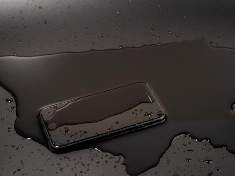 Mobilni telefon preliven vodom