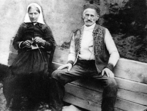 Roditelji Gavrila Principa ispred porodične kuće