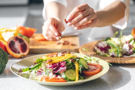 sveža letnja salata shutterstock_2272470801.jpg