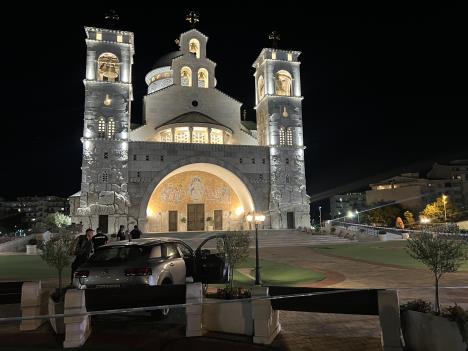 UHAPŠENA SESTRA VLADIMIRA TOMOVIĆA?! Dezorijentisana probila rampu ispred hrama, pokosila dve žene