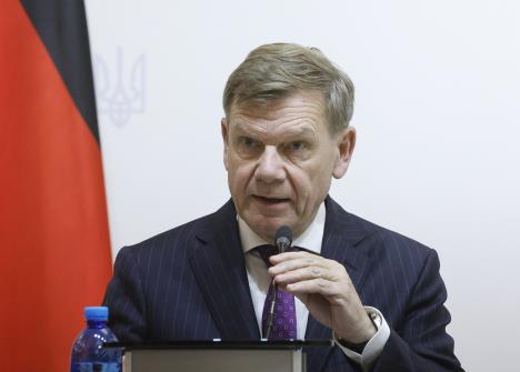 Nemački ministar spoljnih poslova Johan Vadeful pored nemačke zastave