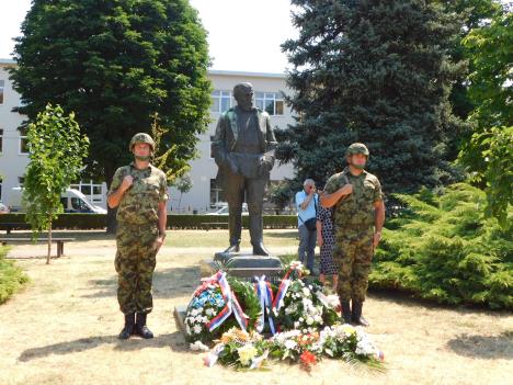 LOZNICA - Spomenik Vladi Zečeviću.JPG