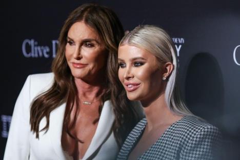 Kejtlin Džener i Sofija Hačins na svečanosti