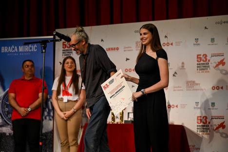 Filmski festival u Sopotu_dodela nagrada_(ara Milenković iz filmske kuće REŽIM preuzela Priznanje za Volju sinovljevu)_foto Belkisa Abdulović 06.jpg