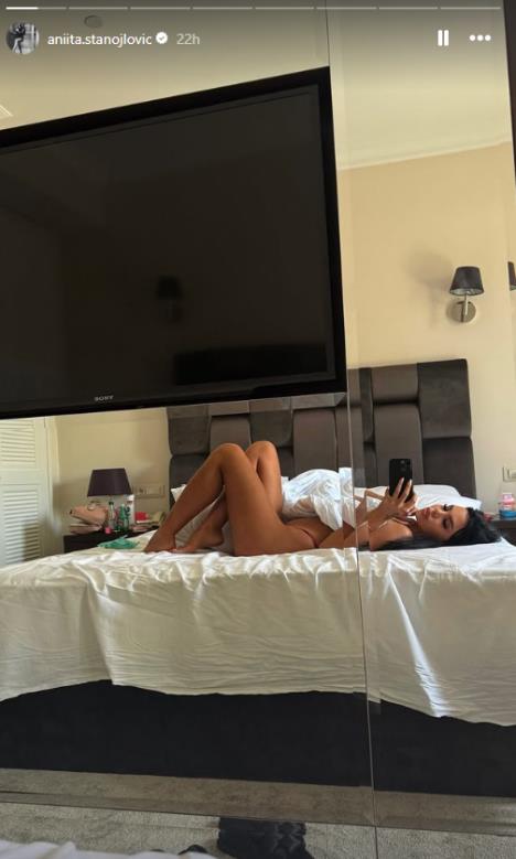 RIJALITI UČESNICA SLIKOM IZ HOTELSKE SOBE UZBUDILA MUŠKARCE: Samo s jednom krpicom na sebi leži na krevetu: Mnogima nije dobro zbog ove fotografije (FOTO)