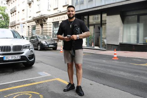 Nikola Stanišić ispred redakcije Kurira.jpg